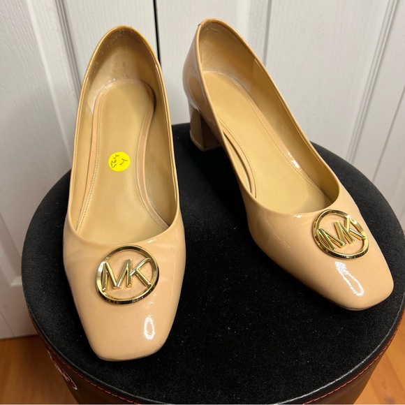 Michael Kors heeled beige nude glossy leather pumps chunky heel square toe 11W - Picture 2 of 11